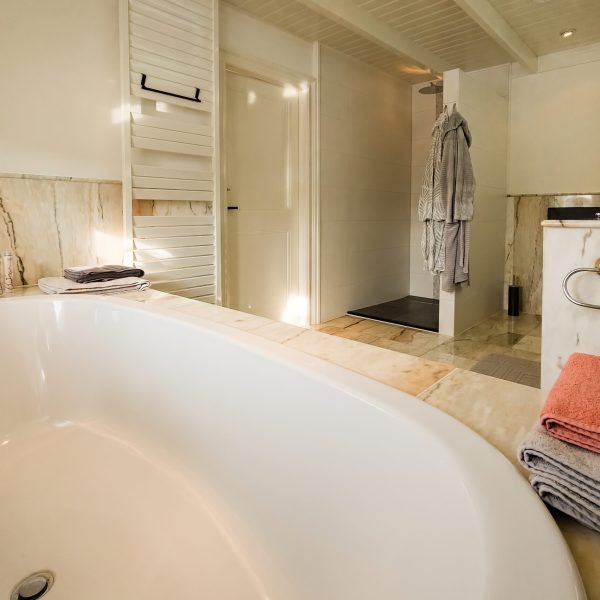 Rode Kamer - Bed & Breakfast (Badkamer Overzicht) De Drie Kelken Amerongen